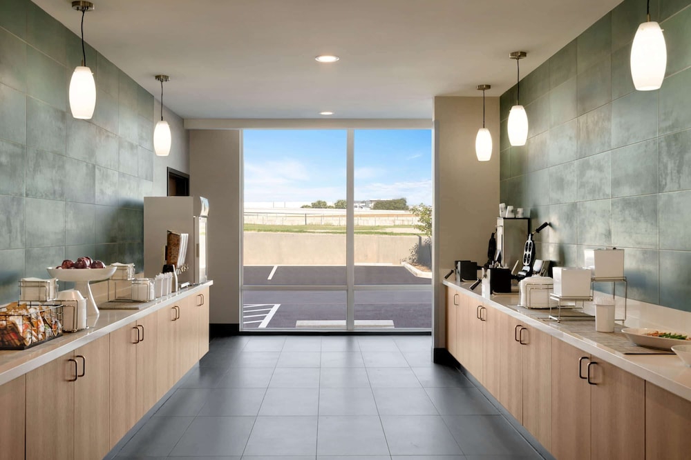 La Quinta Inn Suites By Wyndham San Antonio Seaworld Lafb 16/39