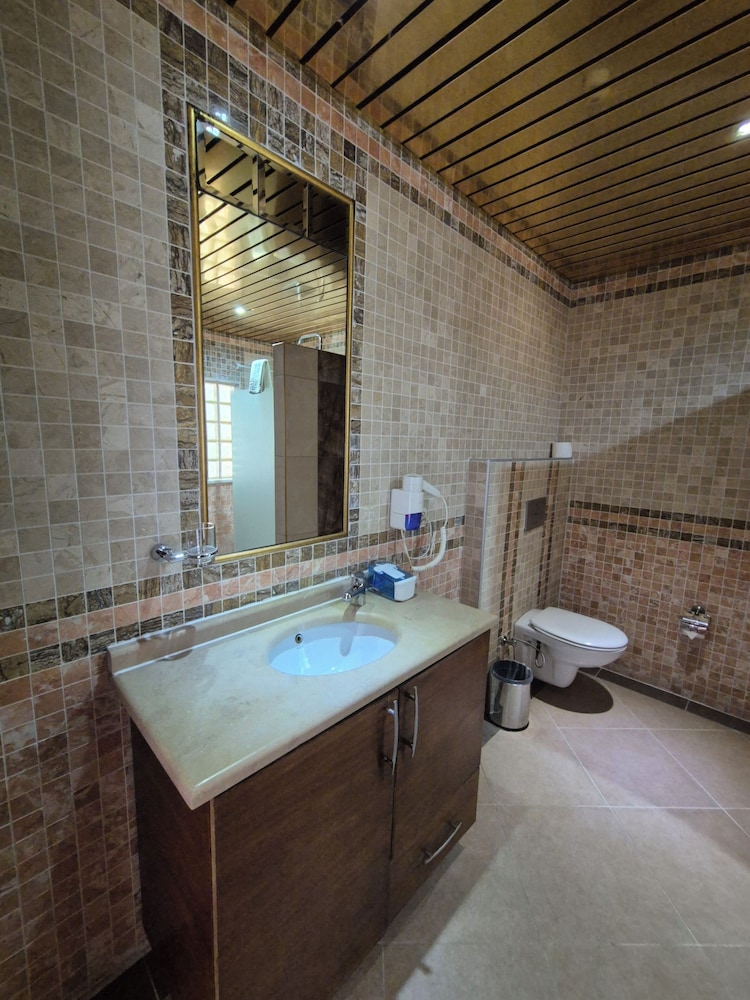 Dinara Hotel 44/66