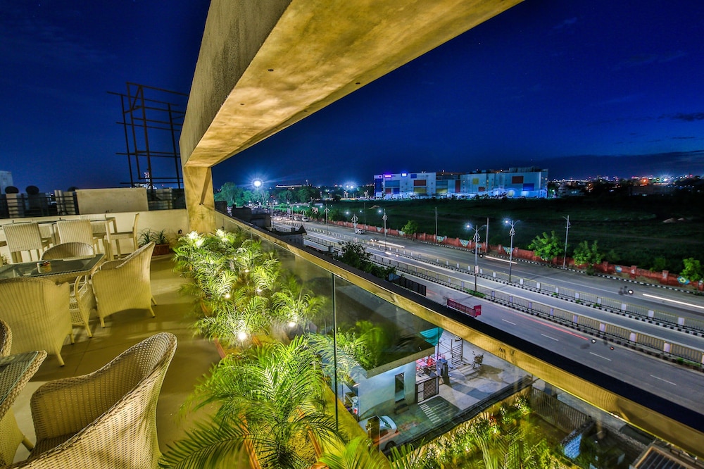 Hotel Sumaditya 32/35