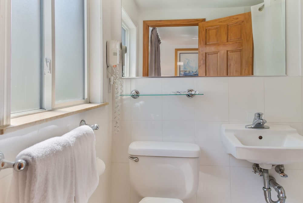 Americas Best Value Inn Suites Hyannis Cape Cod 28/42