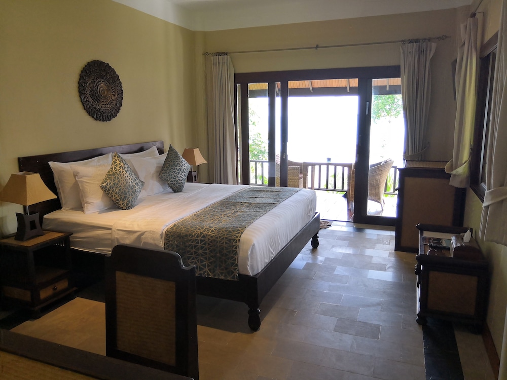 Beyond the Blue Horizon Villa Resort 20/73