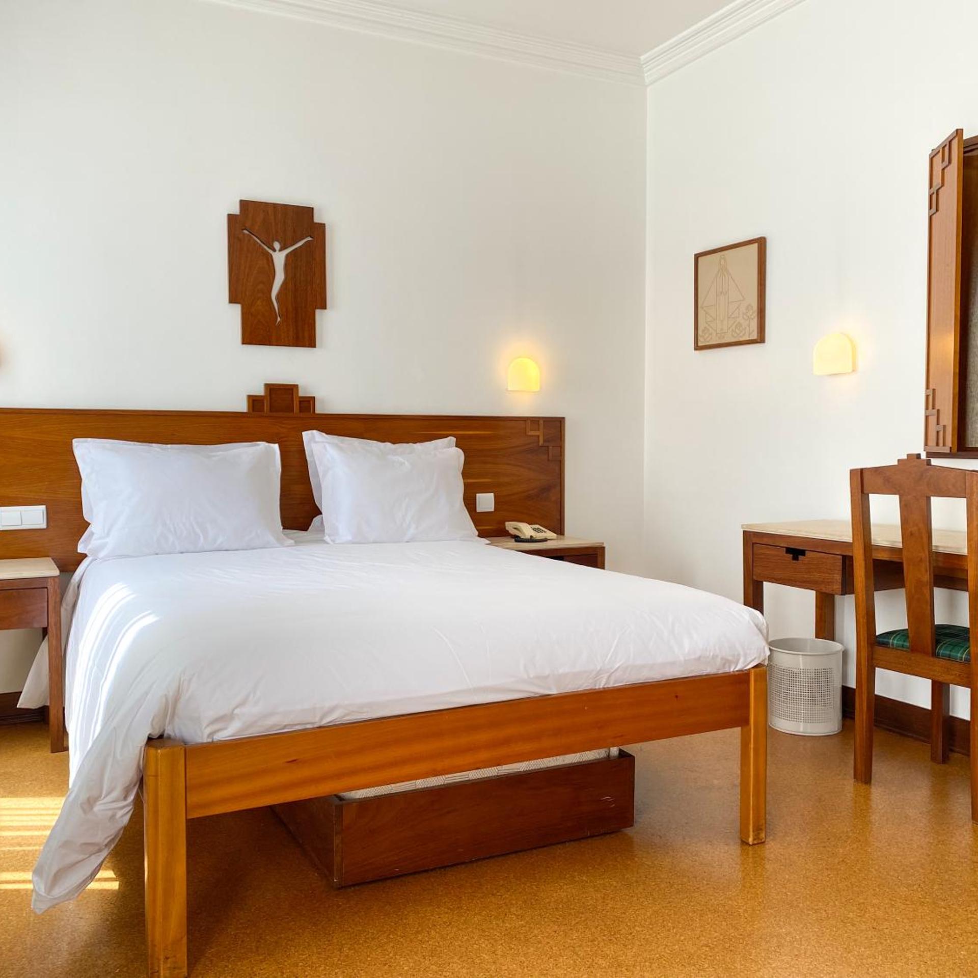 ROOM, DOUBLE BED