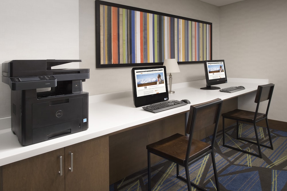 HOLIDAY INN EXPRESS ANDOVER NORTH - LAWRENCE 49/50