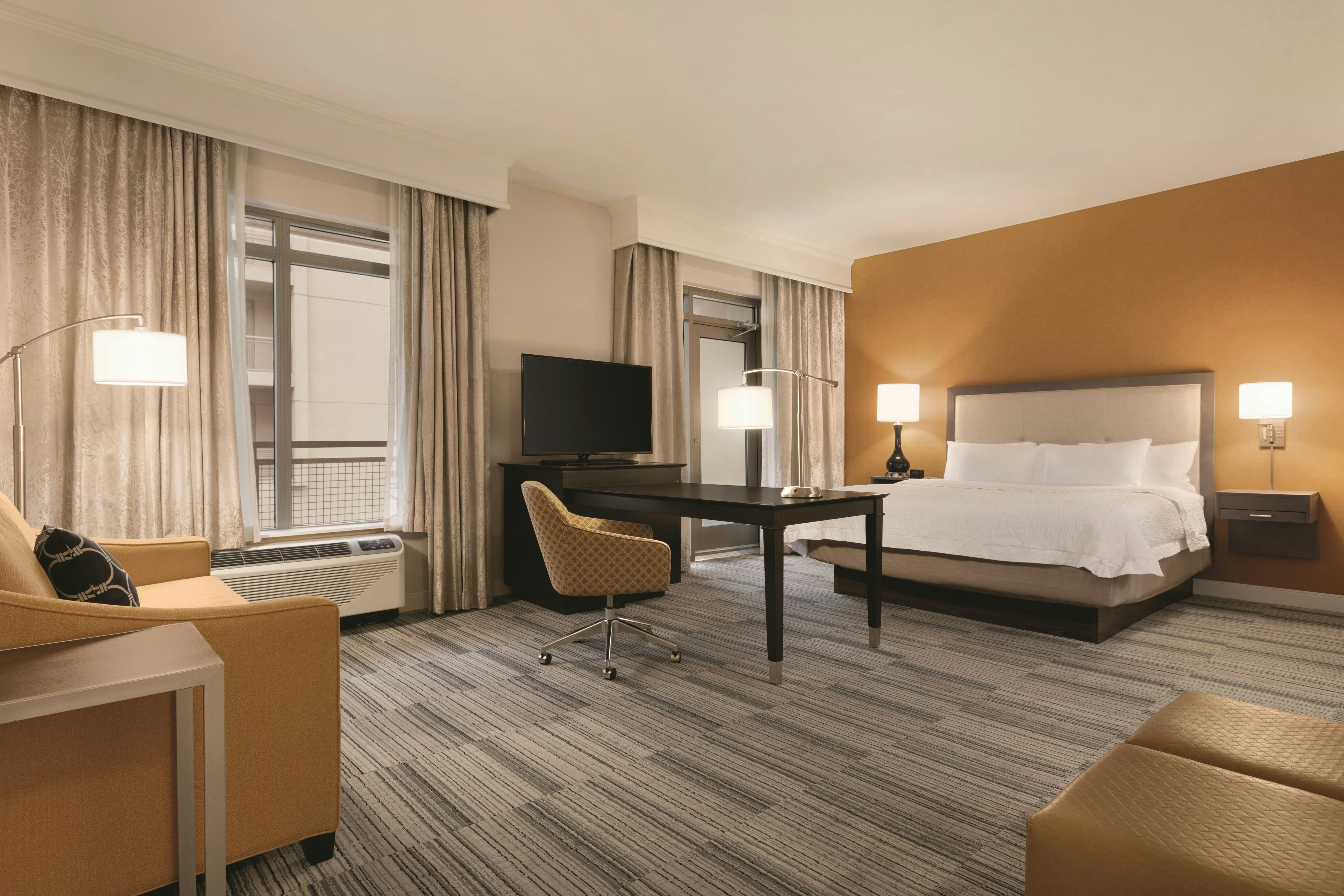 Studio, Suite, King Bed, Balcony, Hampton Inn And Suites Roanoke-Downtown 2/7
