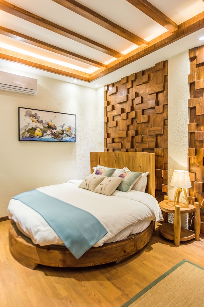 City, Queen Bed