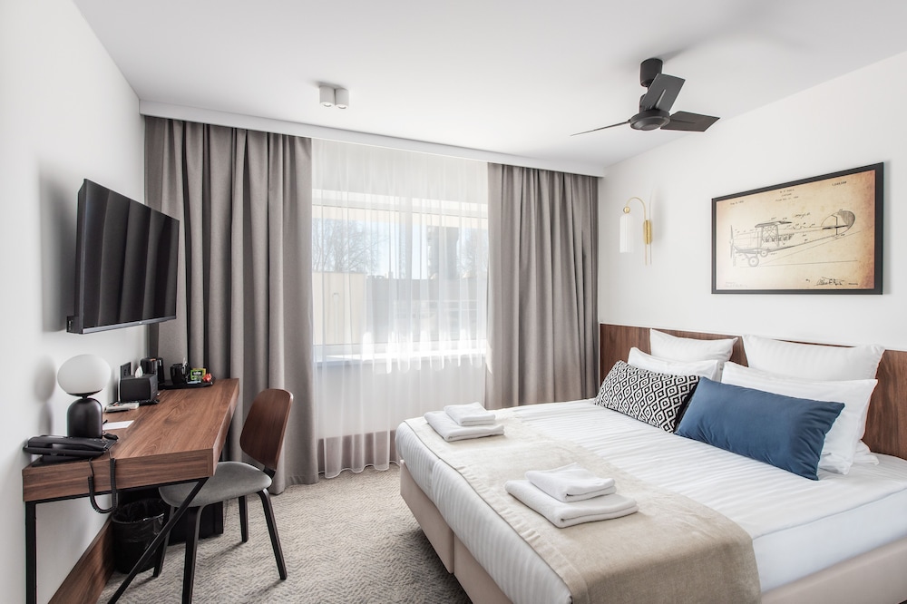 BUSINESS, DOUBLE BED