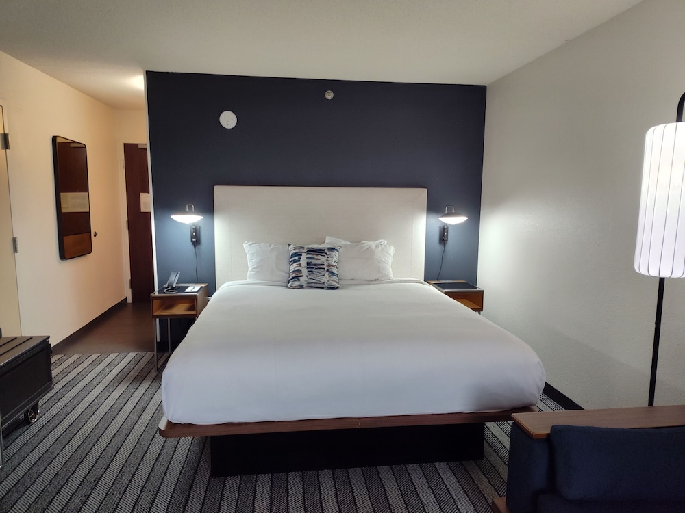 غرفة بسرير كينج مع أريكة، Courtyard by Marriott Flint Grand Blanc 5/10