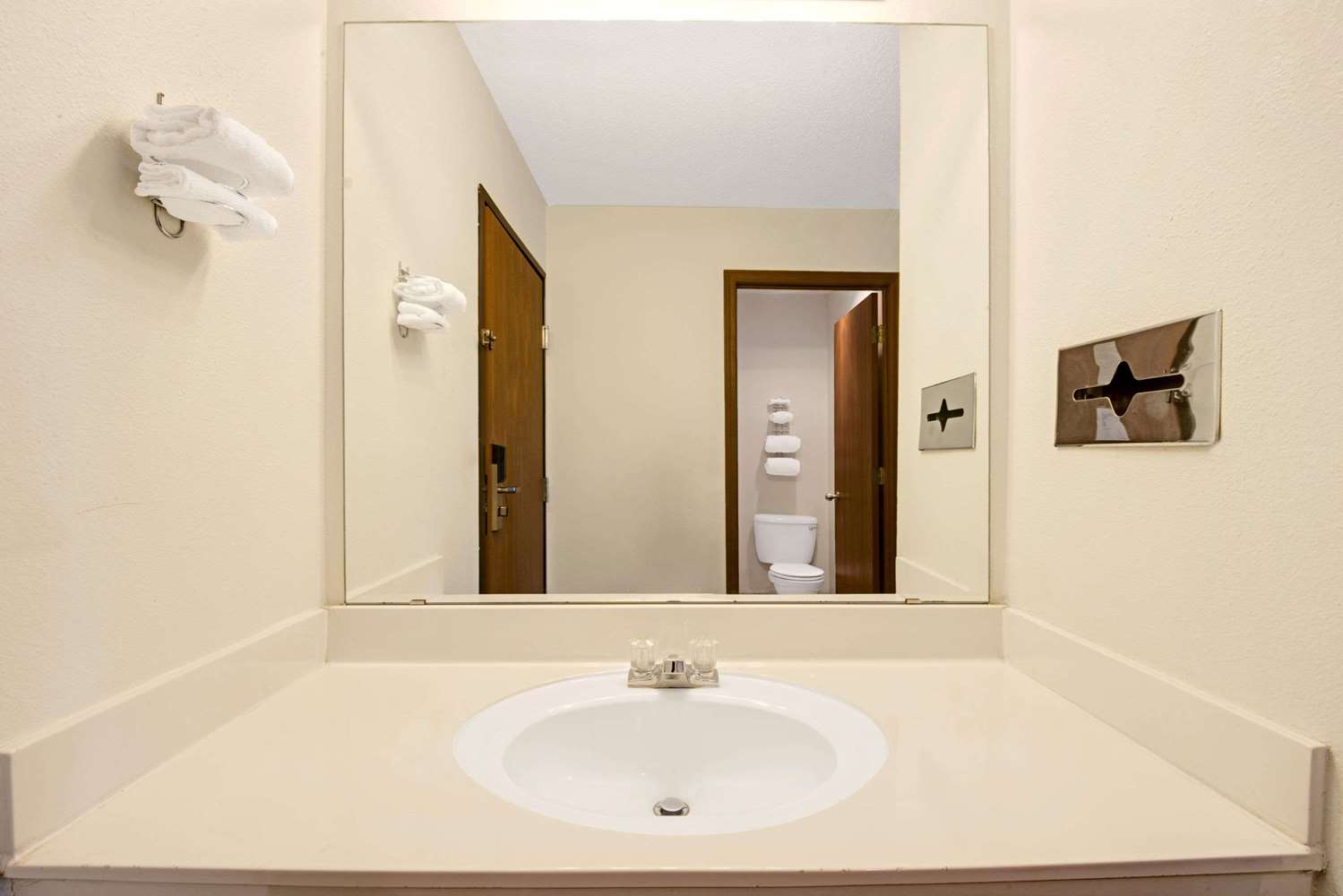 Super 8 By Wyndham Riverside/Kansas City 5/7