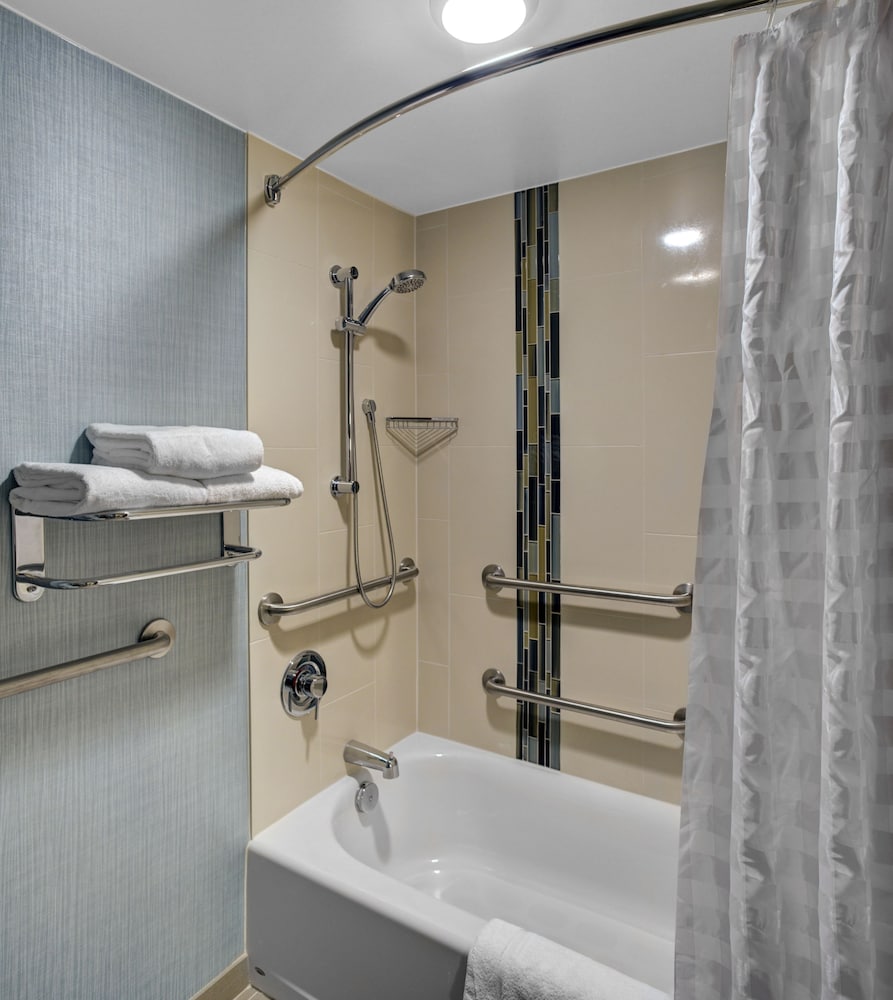 غرفة بسرير كينج مع أريكة بحوض استحمام، Hyatt Place Atlanta/Alpharetta/Windward Parkway 8/8