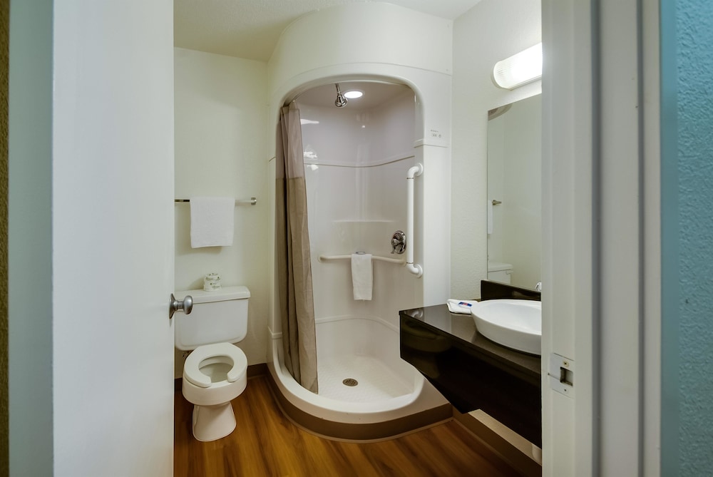 Motel6 Lenexa, KS - Kansas City Southwest 42/44