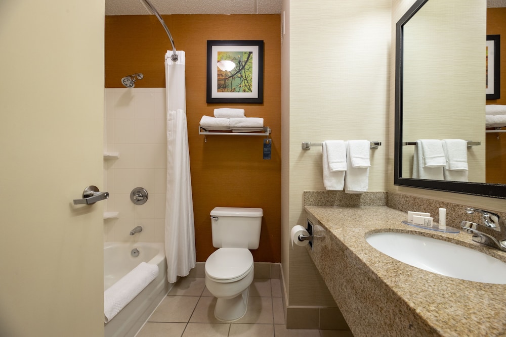 FAIRFIELD INN AND SUITES LUMBERTON 8/35