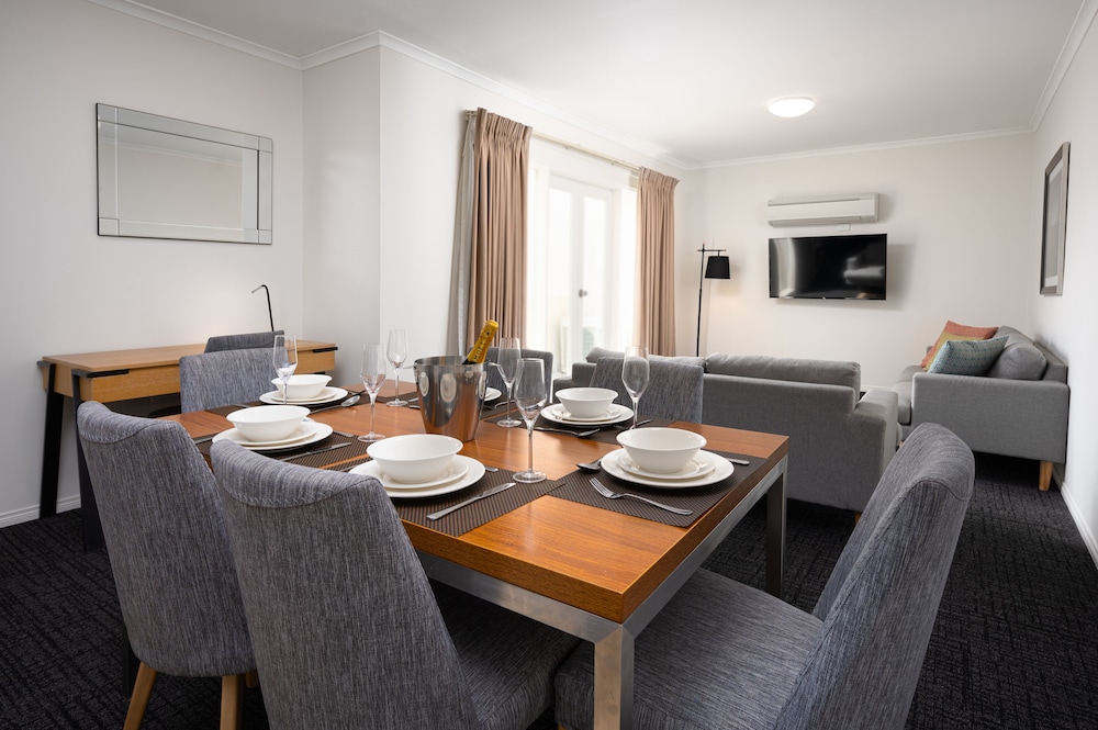 MainStay Suites Kew 40/60