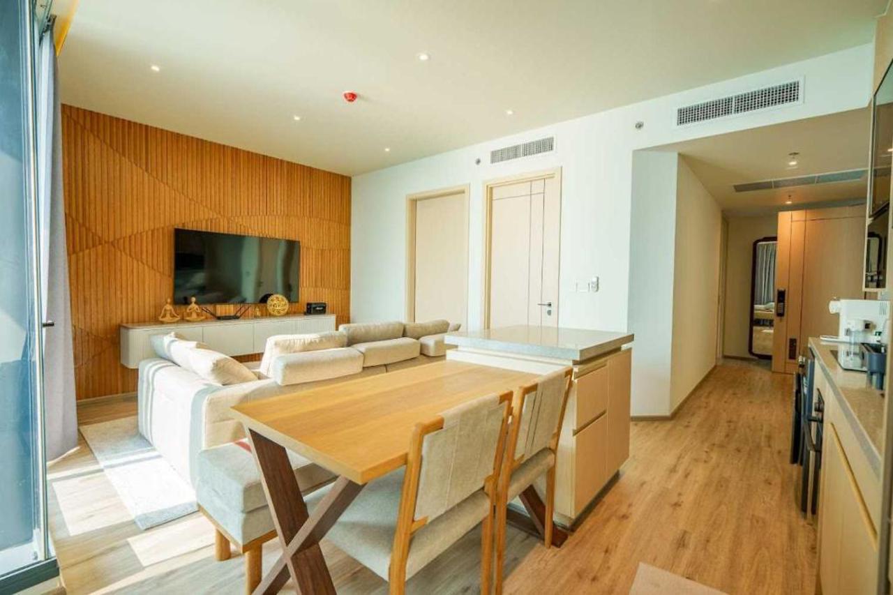 Luxury 2BR Sea View Apartment with Private Lift and Free Parking 24/34