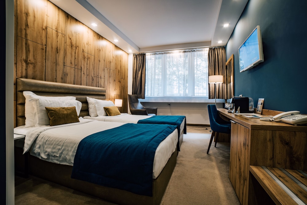 DELUXE, DOUBLE OR TWIN BED