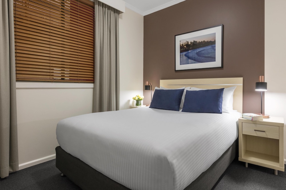 1 Bedroom, Queen Bed, City Skyline View، Oaks Sydney Goldsbrough Suites 2/10