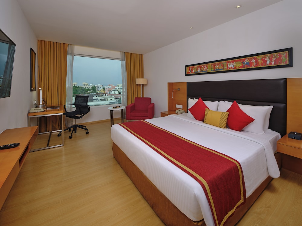 SUPERIOR, QUEEN BED, CITY VIEW