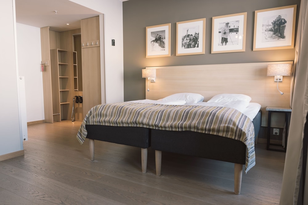 غرفة عائلية بسرير كوين