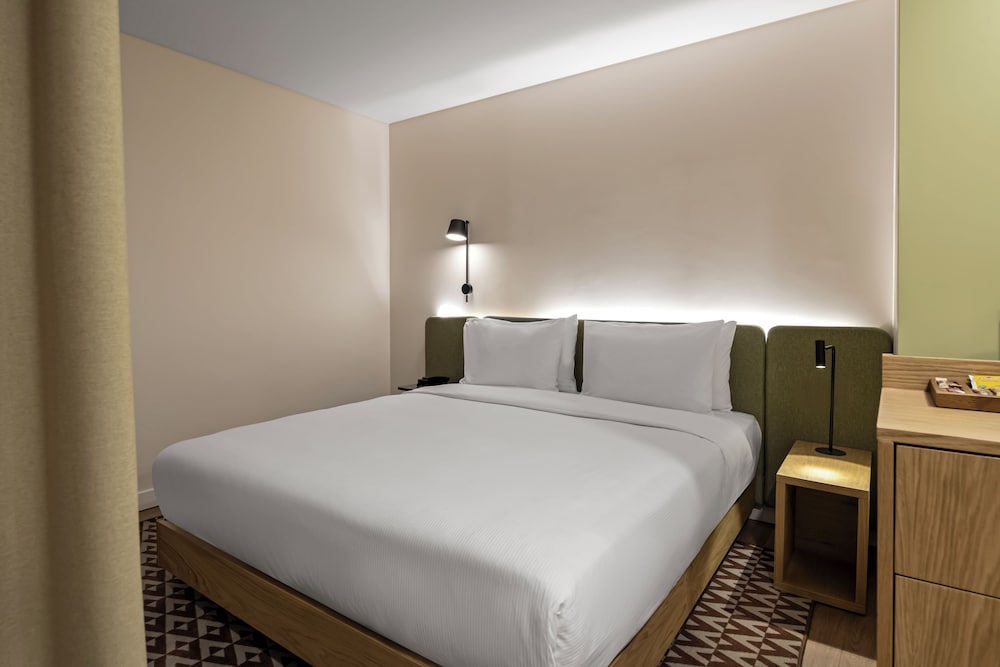ROOM, QUEEN BED