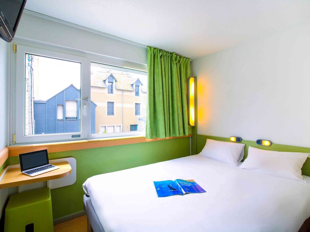 ROOM, DOUBLE BED
