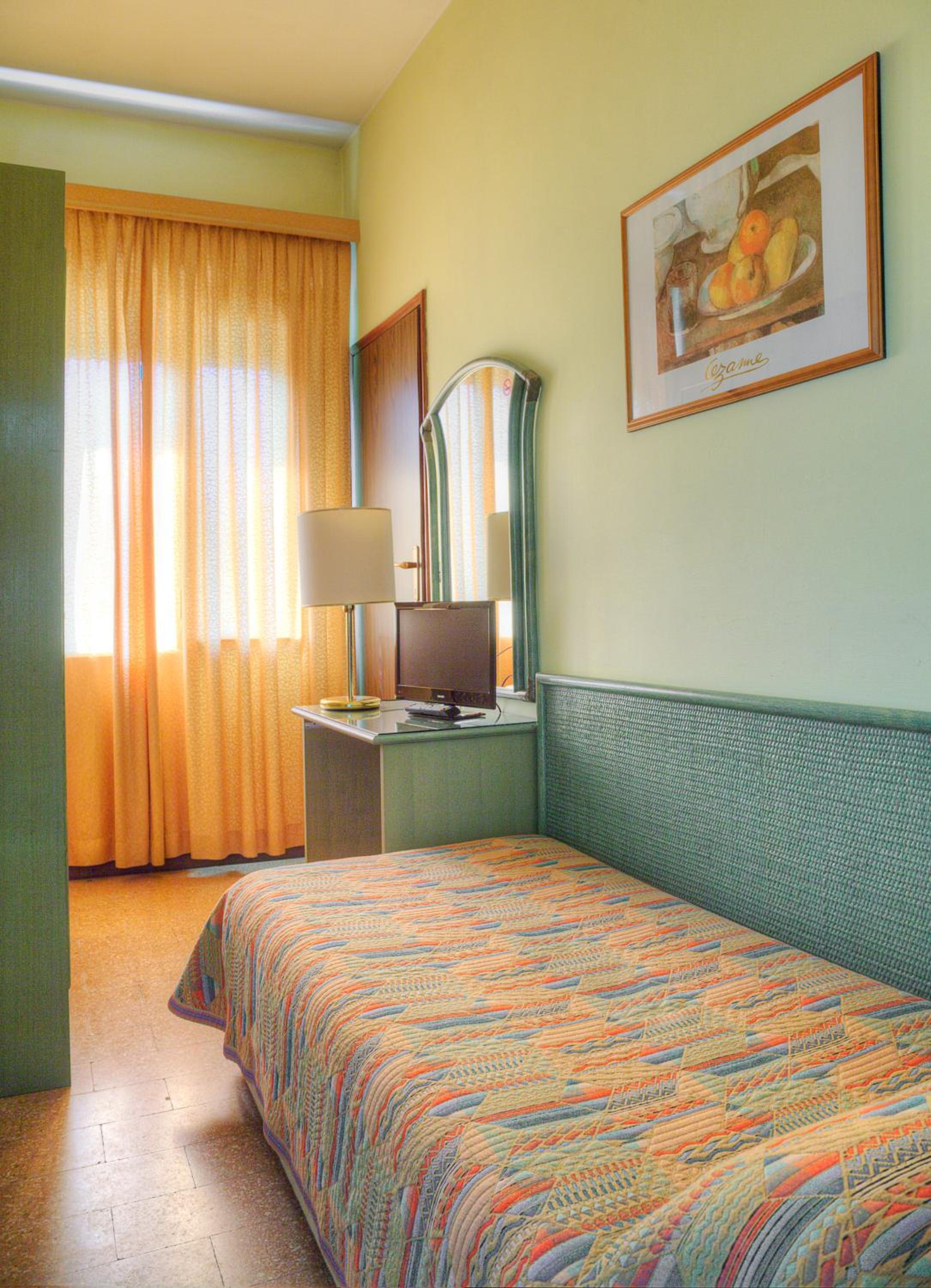 ROOM, SINGLE