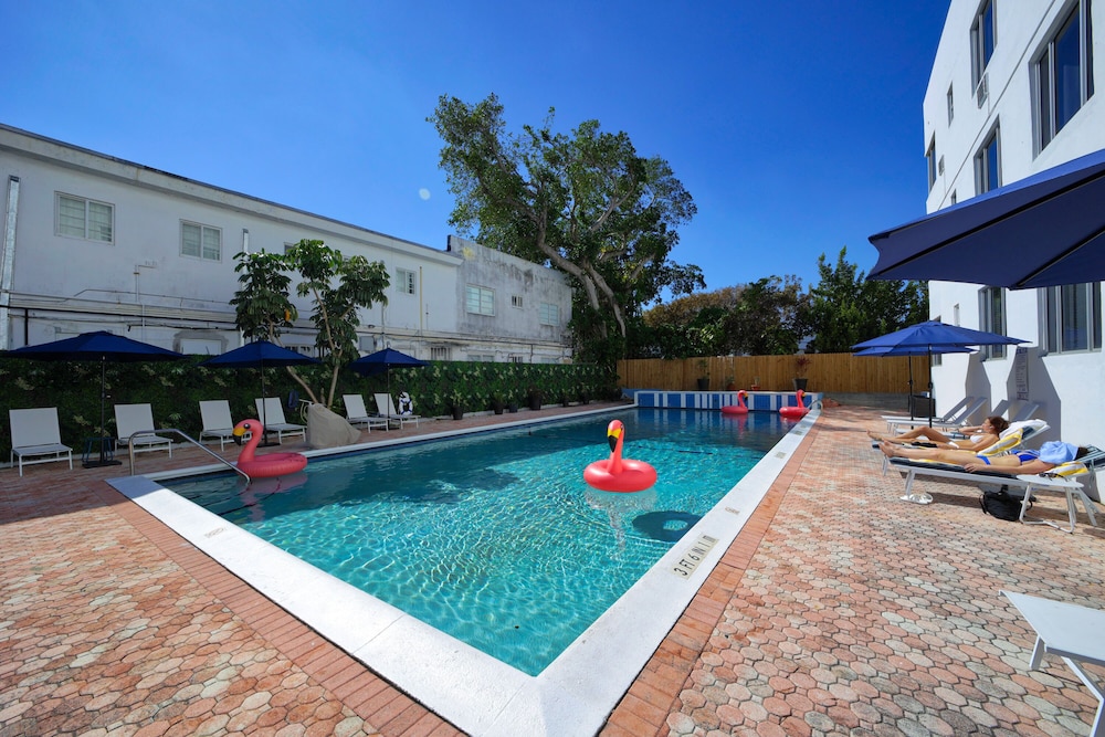 Tropics Hotel And Hostels 42/49