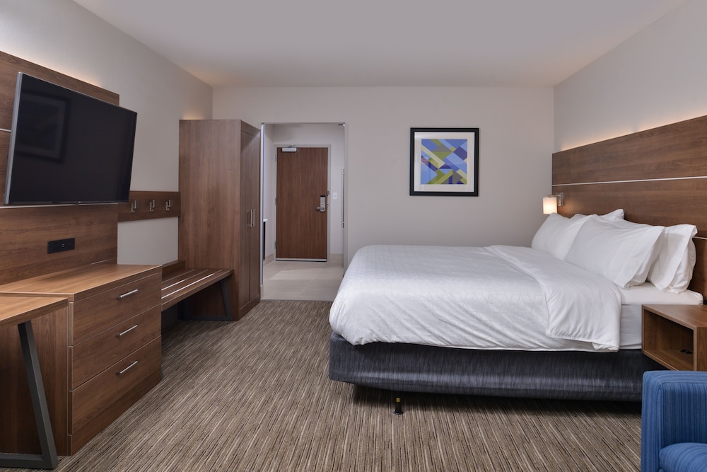 Holiday Inn Express Suites Marshalltown 11/48