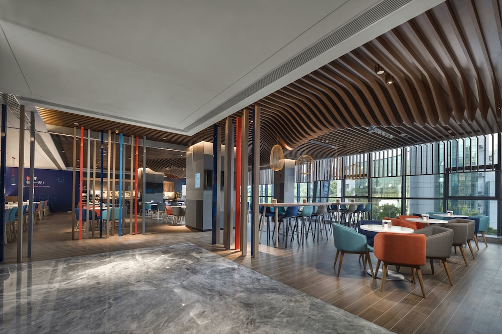 Holiday Inn Express Zhuhai Gongbei 45/63