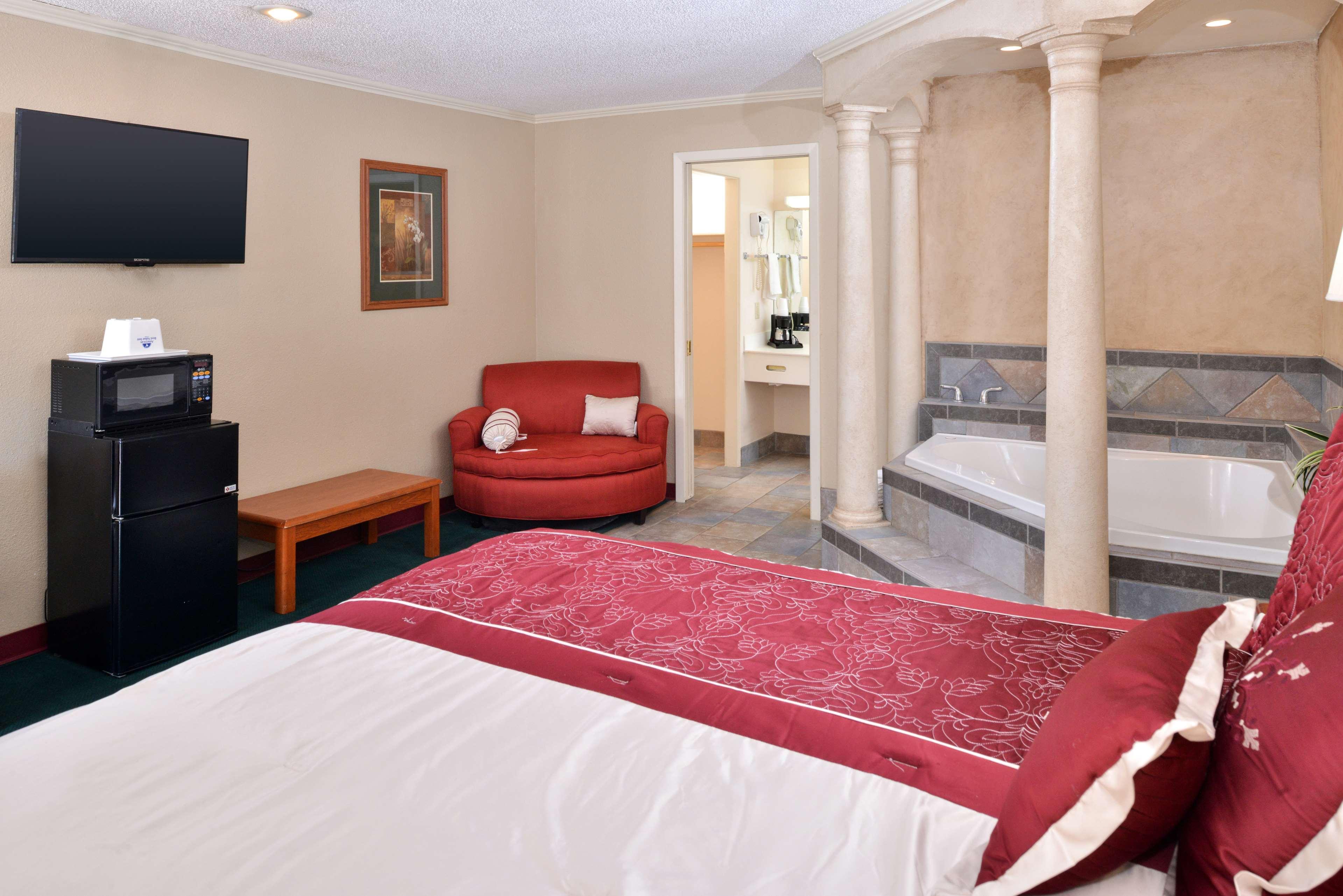 SUITE, QUEEN BED, JETTED TUB