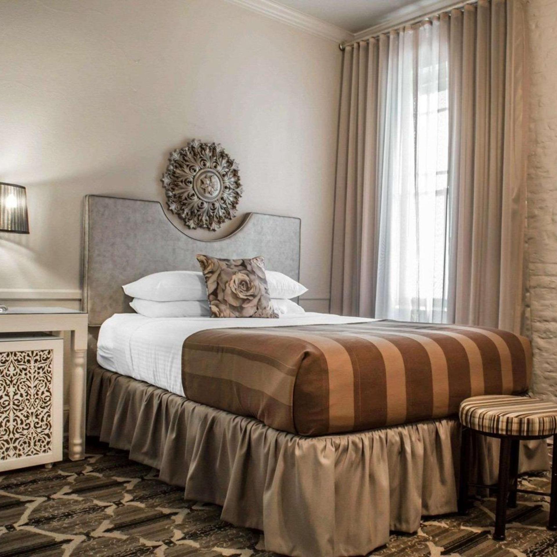Efficiency, Suite, Queen Bed, Living Area