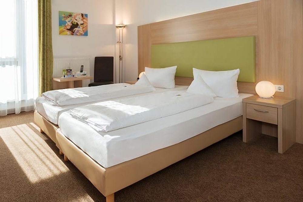 ROOM, DOUBLE BED