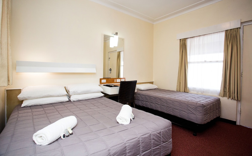 COWRA MOTOR INN 39/65
