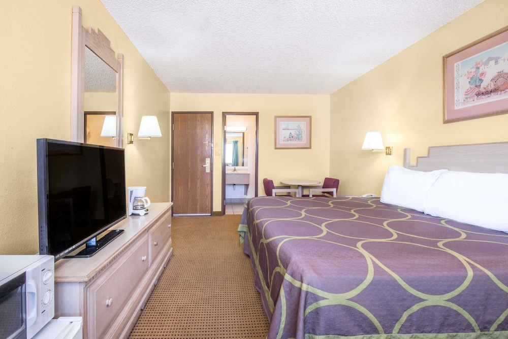 Super 8 By Wyndham Grants 10/32