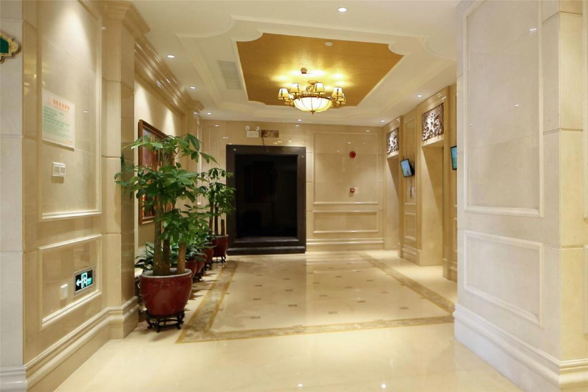 Vienna Hotel (Shenzhen Longhua Qinghu Road Branch 12/33