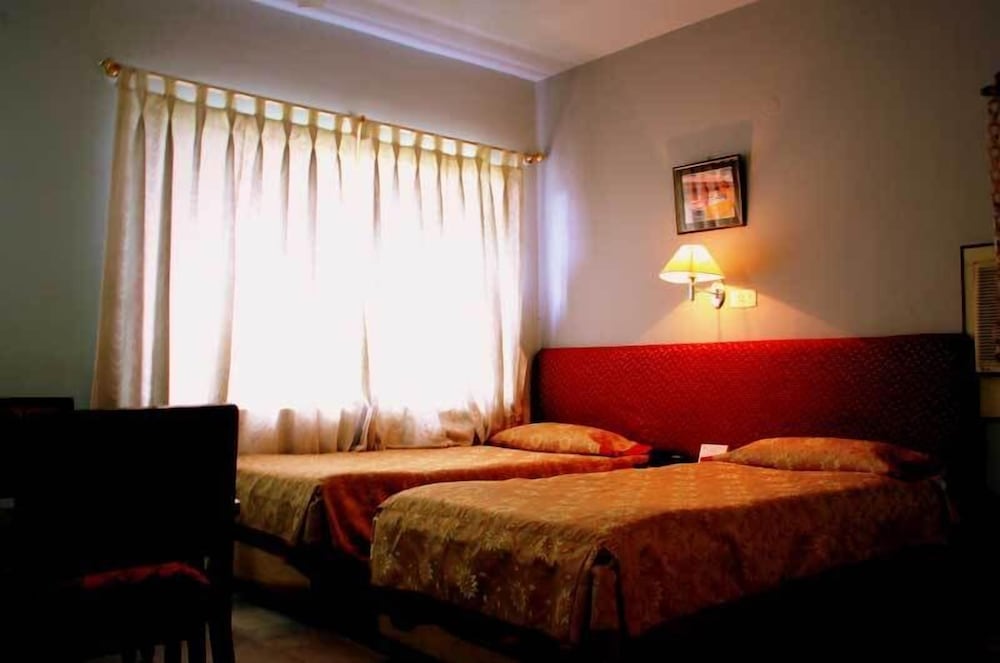 DELUXE, TWIN BEDS, CITY VIEW