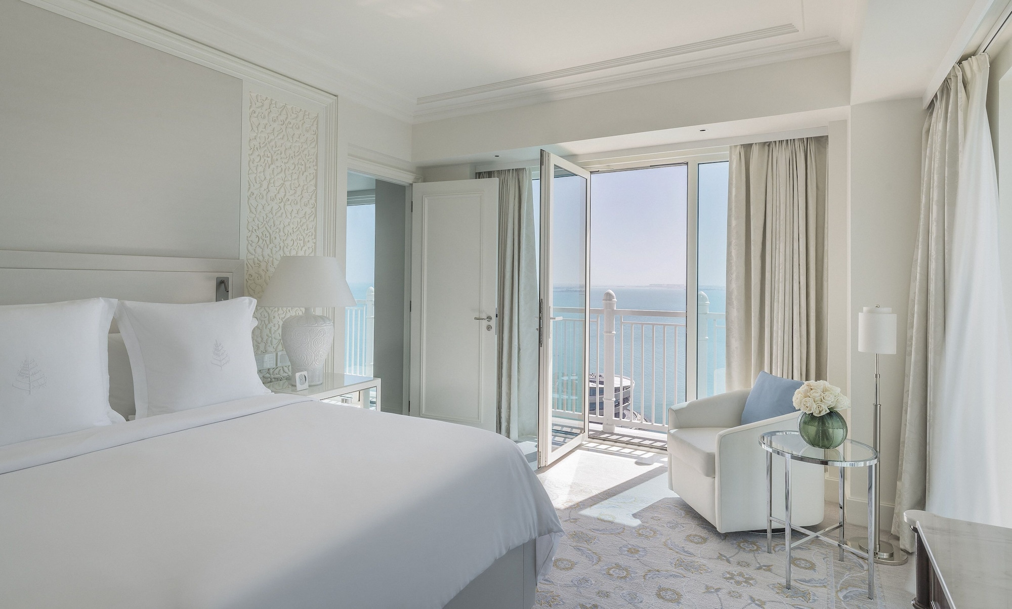 EXECUTIVE, SUITE, KING BED
