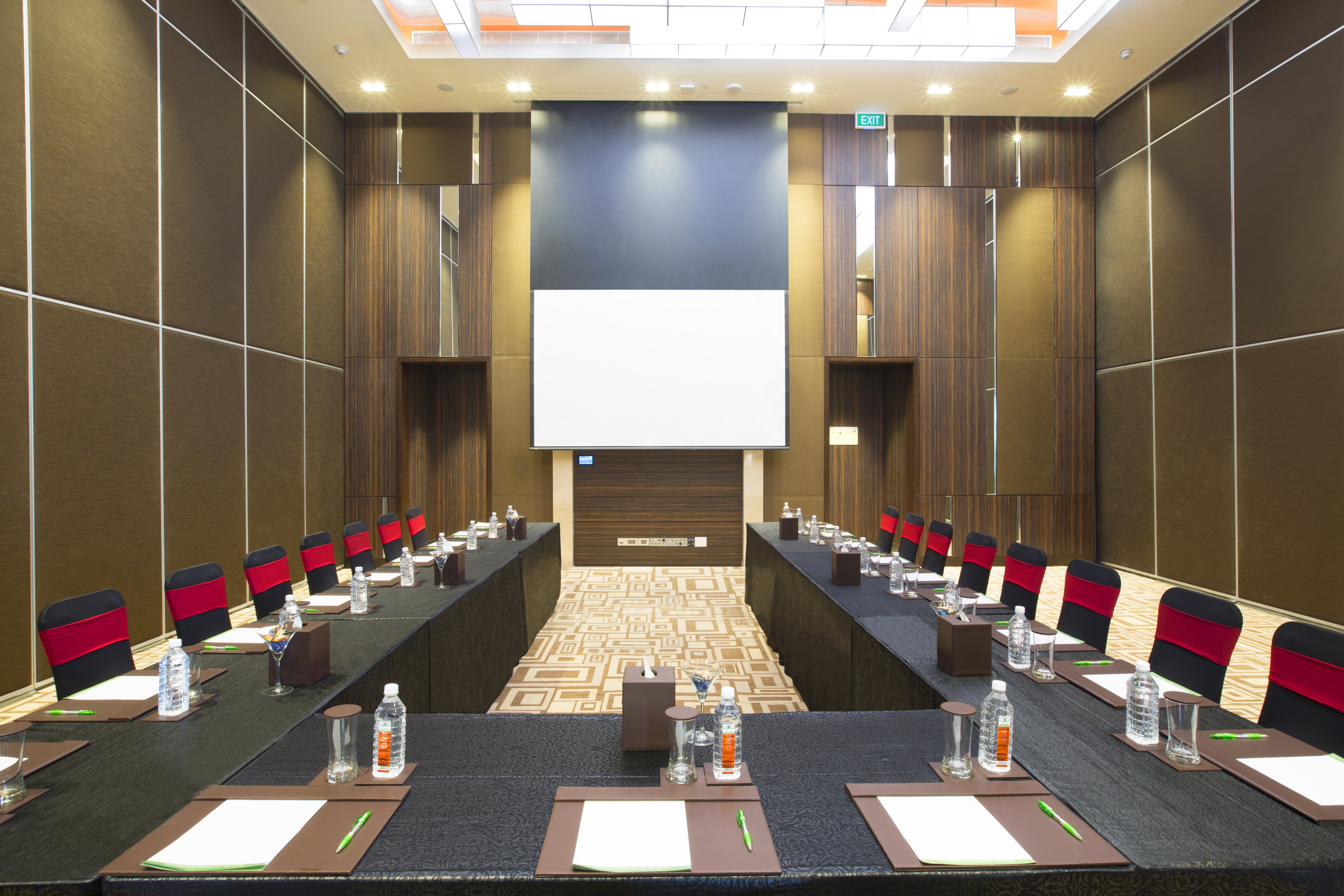 HOLIDAY INN CHENNAI OMR IT EXPRESSWAY 64/76