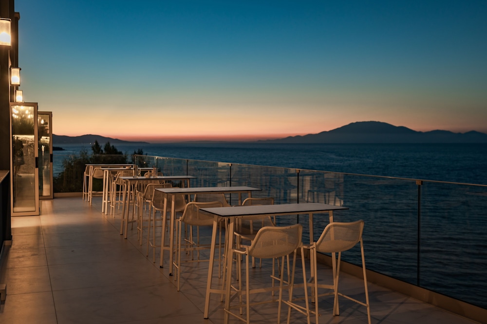 Balcony Hotel 57/66