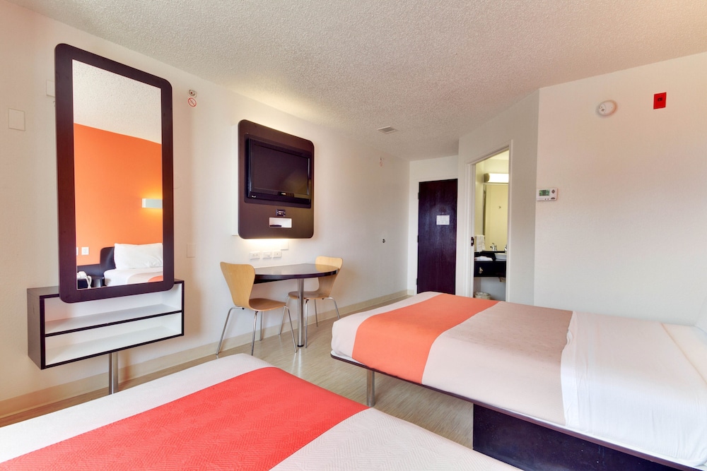 Motel6 Lewisville, TX - Dallas 20/48