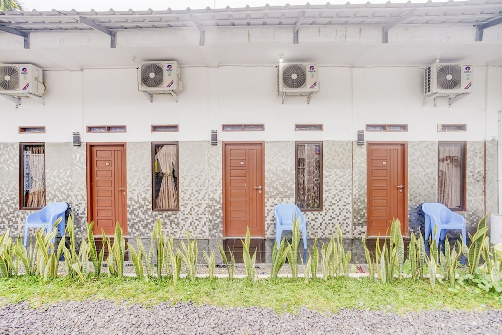 OYO 90124 Oemah Ratu Hostel Syariah 1/28
