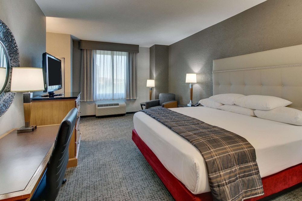 Drury Inn and Suites Phoenix Happy Valley 7/50
