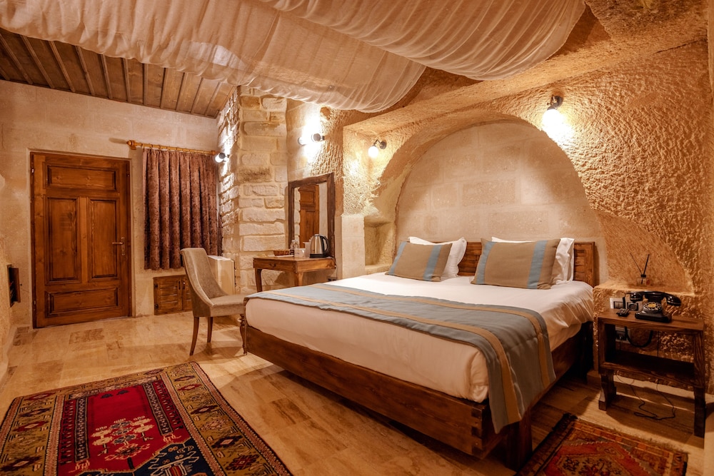 Misty Cave Hotel 8/50