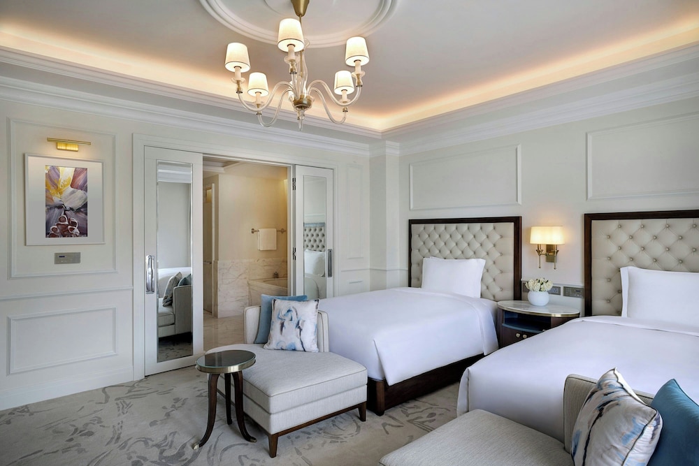 PREMIER, 2 QUEEN BEDS, CITY VIEW