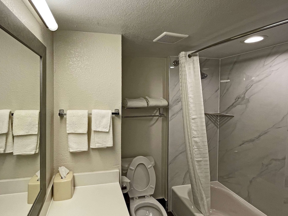 Quality Suites Houston Hobby Airport Ex Super 8 9/33