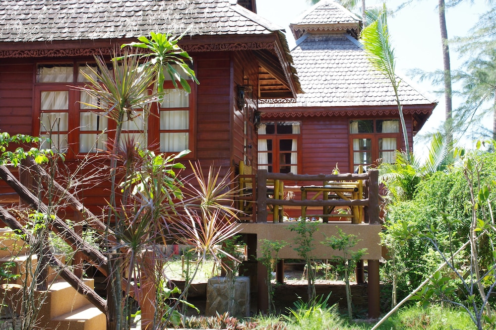 Thai House Beach Resort 4/50