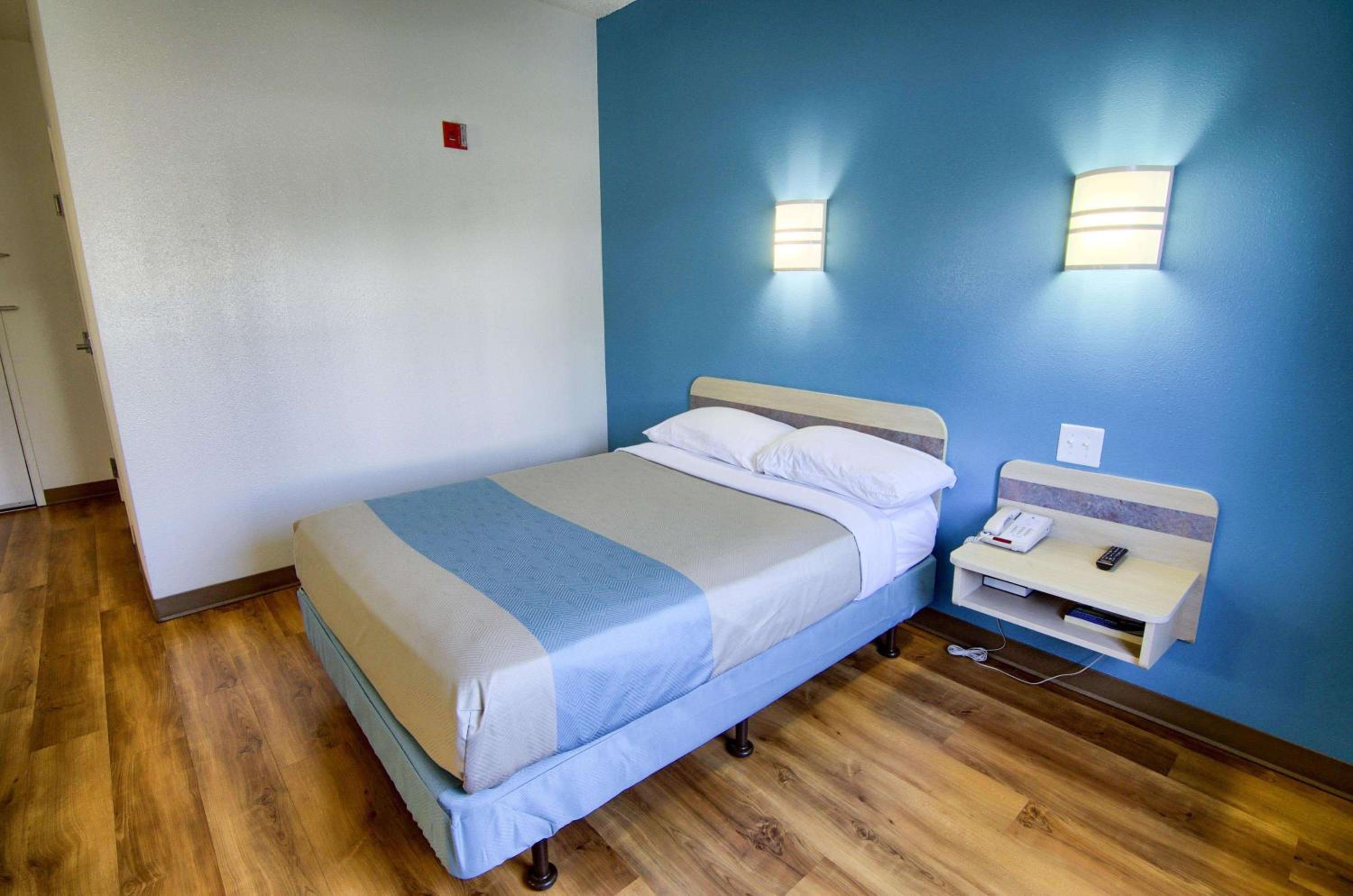 1 Full Bed - ADA/Tub/Mini Fridge، Motel6 Portsmouth, NH 5/10