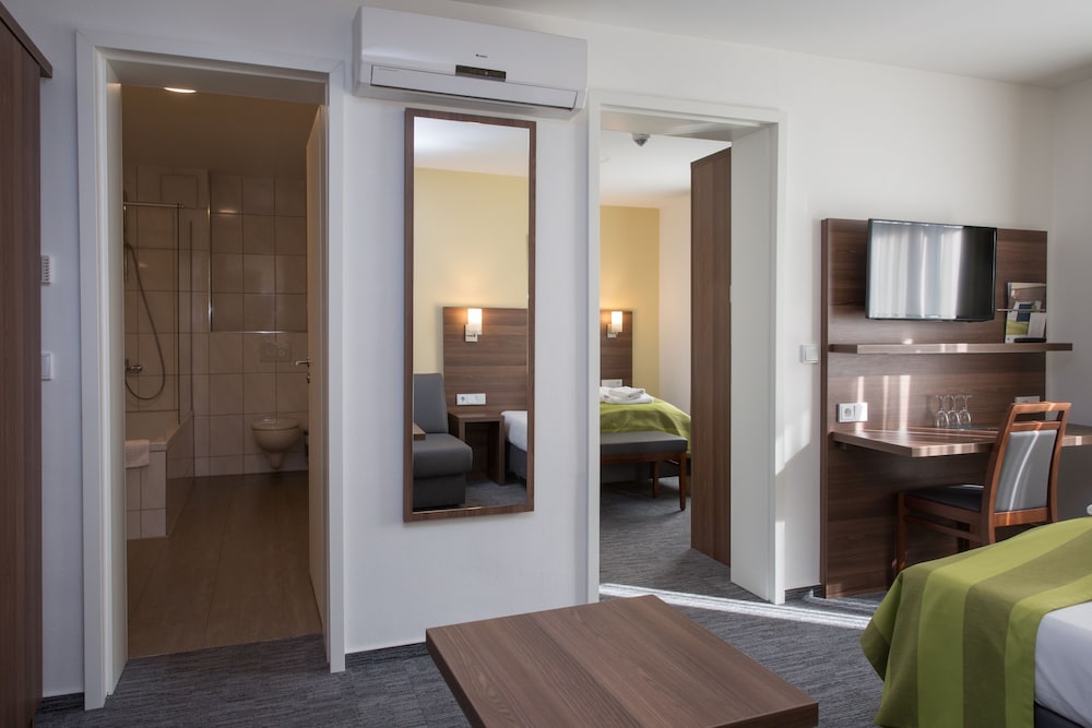 STUDIO, SUITE