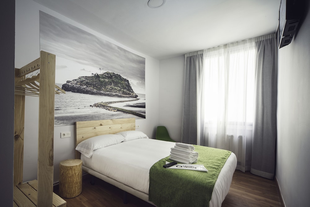 ROOM, QUEEN BED
