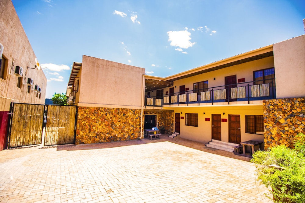 Coyotes Hotel & Conference Centre 21/25