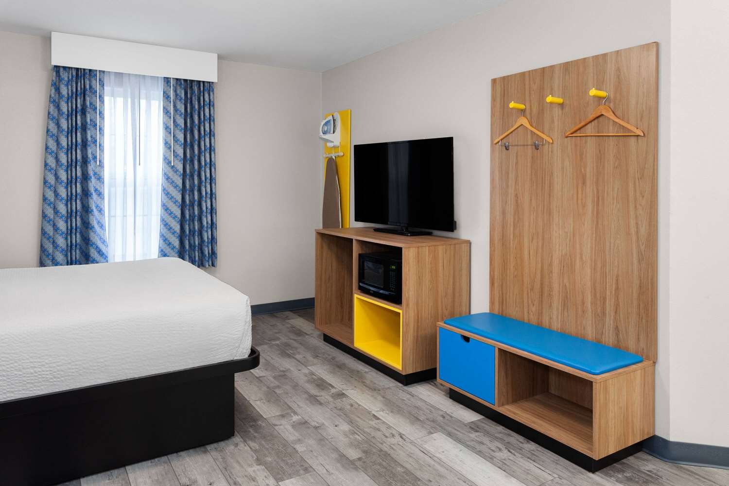 Days Inn & Suites by Wyndham Sellersburg 17/32