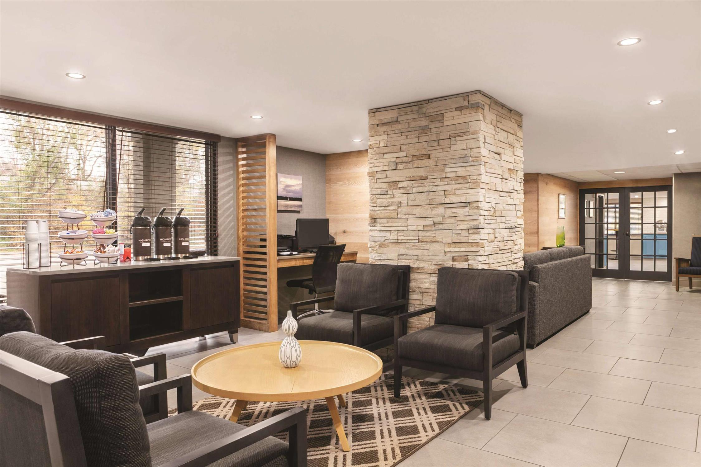 Country Inn & Suites by Radisson, Williamsburg East (Busch Gardens), VA 7/8